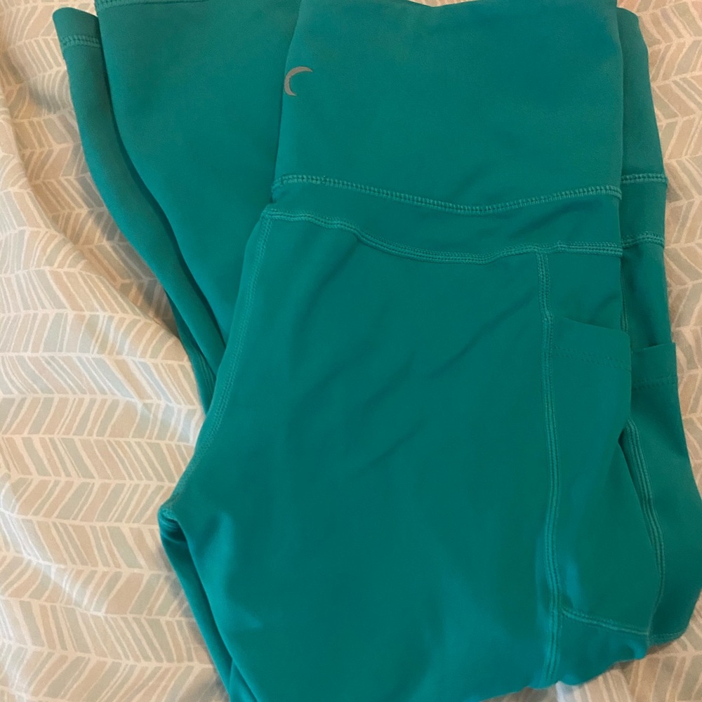 Zyia Turquoise light n tight capris size 6-8